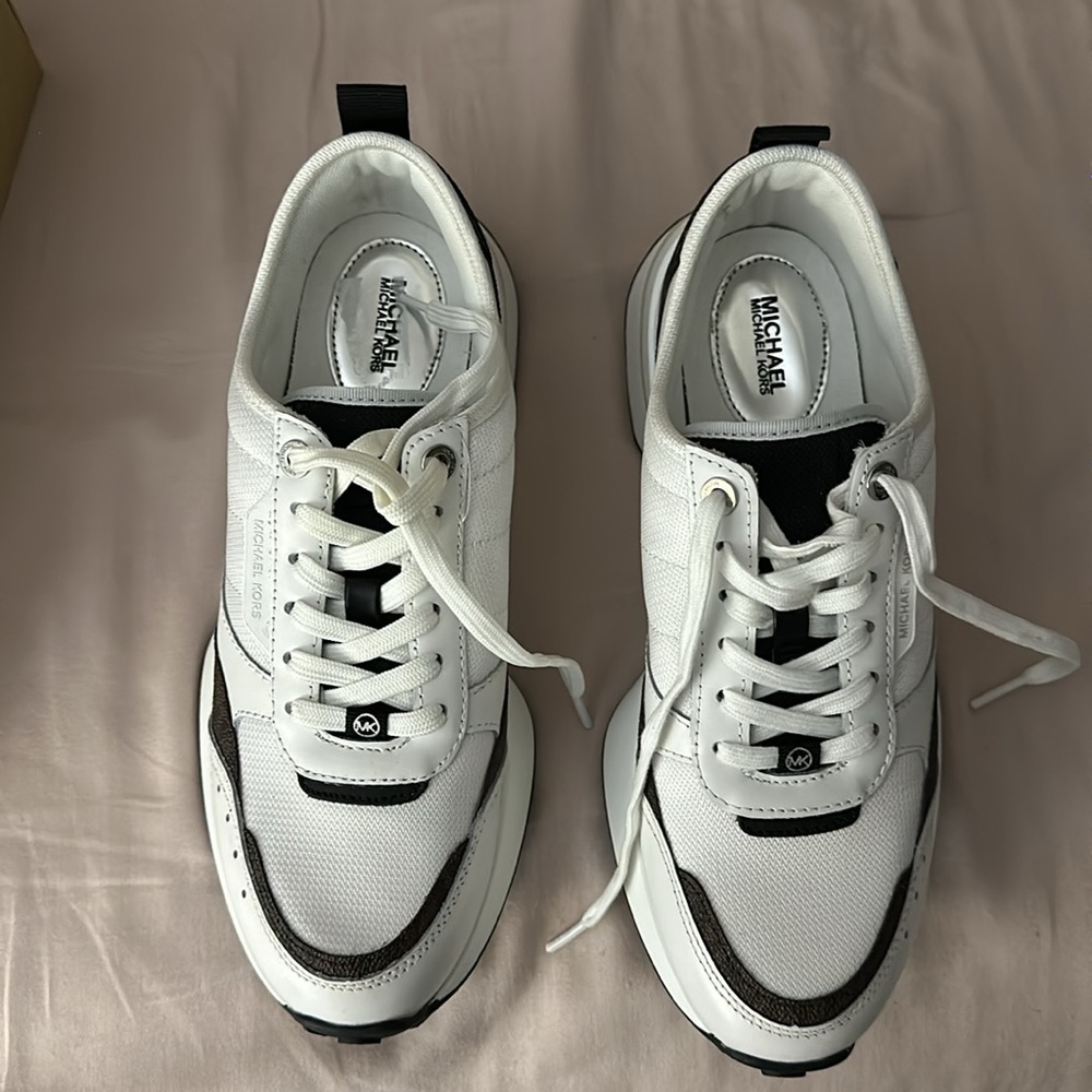 Sneaker ๐ - Picture 2 of 8